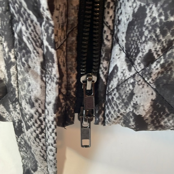 Jones New York Women's Size Medium Quilted Jacket/ Coat Animal Print - Picture 5 of 8